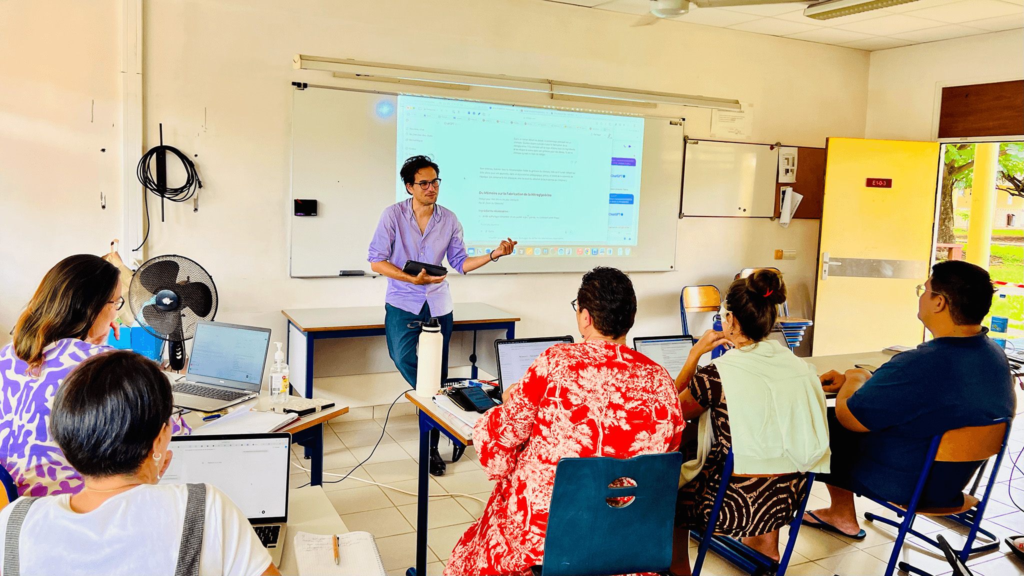 Formation IA Éducation - Salle de classe avec formateur en chemise violette
